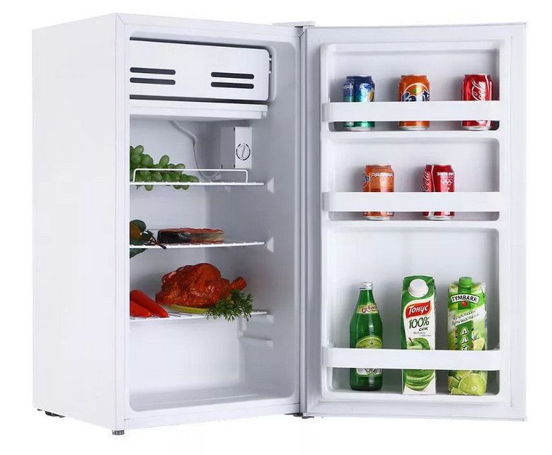 Небольшой холодильник с продуктами