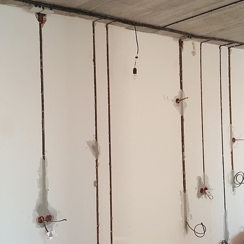 В стене проделаны отверстия под электропроводку